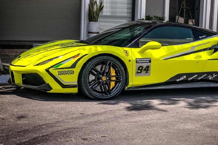 Kết hợp cùng hộp số ly hợp kép 7 tốc độ, xe chỉ mất khoảng thời gian 3 giây để tăng tốc từ vị trí xuất phát lên 100 km/h trước khi đạt vận tốc tối đa 330 km/h. Tại Việt Nam, Ferrari 488 GTB và Spider từng là siêu xe được giới nhà giàu "chuộng" nhất cách đây vài năm, khi đó giá xe Ferrari 488 GTB tiêu chuẩn được ước tính rơi vào khoảng 15 tỷ đồng. 