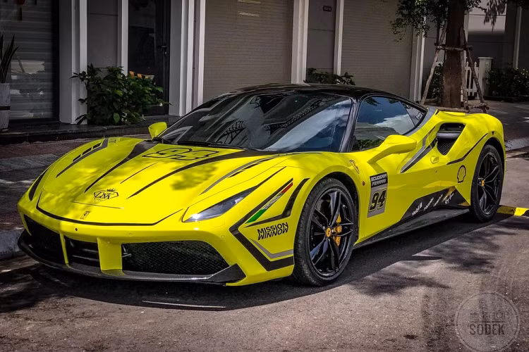 Trên nền bộ áo màu vàng mới thay đổi bằng đề-can còn có con số 94, thể hiện cho tỉnh Bạc Liêu, hiện đây đã là chiếc siêu xe thứ 2 có mặt ở Bạc Liêu. 