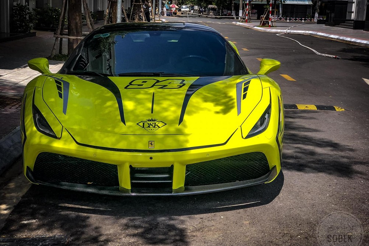 Chiếc siêu xe Ferrari 488 GTB sau đó được vận chuyển bằng xe chuyên dụng từ Bạc Liêu để lên thành phố Thủ Đức hoàn thành bộ áo này. 