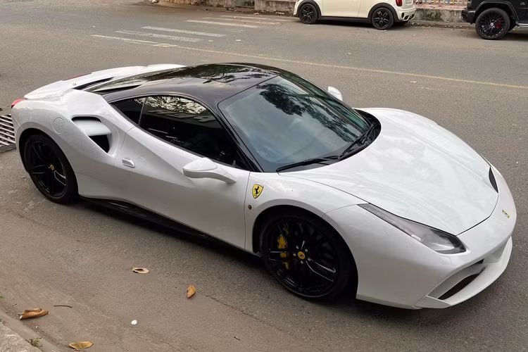 Phong cách thay áo cho siêu xe bằng phương pháp dán đề-can đã không còn quá xa lạ với các đại gia Việt và câu chuyện được đặt ra ở đây chính là chất liệu đề-can ở các garage cũng như trình độ bắt kịp xu hướng các màu độc lạ trên thế giới. Thậm chí là biến đổi hoàn toàn một số chi tiết thiết kế nguyên bản của xe để khiến không ít người tò mò. Mới đây nhất, chủ nhân siêu xe Ferrari 488 GTB tại Bạc Liêu đã đặt hàng xưởng độ và chăm sóc xe ở Sài thành độ bộ áo mới.