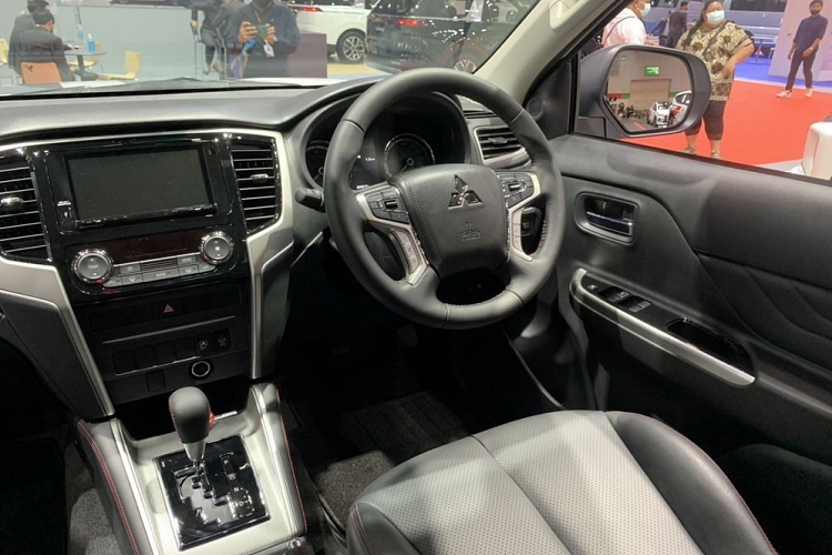 Các trang bị khác như; hệ thống điều hòa tự động, cửa gió điều hòa cho hàng ghế sau, 3 cổng USB phía trước, 2 cổng USB đằng sau, gương chiếu hậu chống chói, ổ điện DC 12V, 4 loa và hệ thống kiểm soát hành trình.