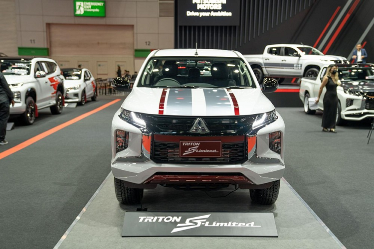 Mitsubishi Triton S-Limited Edition 2022 sử dụng động cơ diesel VG Turbo 4 xi-lanh, tăng áp, dung tích 2.4L như cũ, cho công suất tối đa 181 mã lực và mô-men xoắn cực đại 430 Nm. Động cơ kết hợp với hộp số sàn 6 cấp hoặc hộp số tự động 6 cấp. Tuy nhiên, Mitsubishi Triton S-Limited Edition 2022 chỉ có hệ dẫn động 1 cầu.