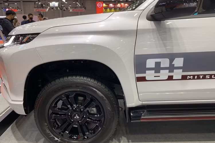 Theo Mitsubishi, phiên bản đặc biệt mới chỉ được áp dụng cho cấu hình cabin đôi 4 cửa của Triton. Bên trong mẫu xe này là không gian nội thất 5 chỗ ngồi với những thay đổi cho phù hợp với phiên bản đặc biệt như ghế, vô lăng, tappi cửa, cấn số và cụm điều khiển trung tâm được bọc da tổng hợp màu đen, trang trí bằng chỉ khâu màu đỏ tương phản.