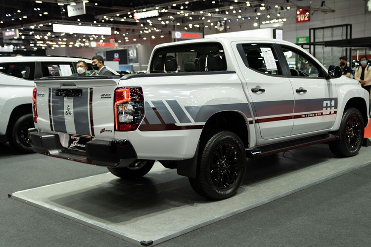 Tại thị trường Thái Lan, giá xe Mitsubishi Triton S-Limited Edition 2022 khởi điểm từ 875.000 Baht (khoảng 572 triệu đồng) cho bản số sàn và 935.000 Baht (611 triệu đồng) cho bản số tự động. Xe chỉ có 2 màu sơn là đen Jet Mica Black và trắng White Diamond White. Nếu chọn màu trắng, khách hàng sẽ phải trả thêm tiền.