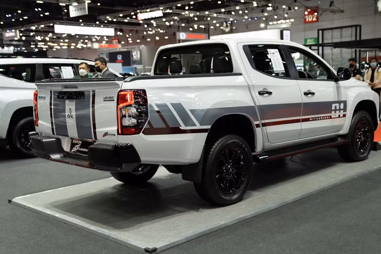 Tại thị trường Thái Lan, giá xe Mitsubishi Triton S-Limited Edition 2022 khởi điểm từ 875.000 Baht (khoảng 572 triệu đồng) cho bản số sàn và 935.000 Baht (611 triệu đồng) cho bản số tự động. Xe chỉ có 2 màu sơn là đen Jet Mica Black và trắng White Diamond White. Nếu chọn màu trắng, khách hàng sẽ phải trả thêm tiền.