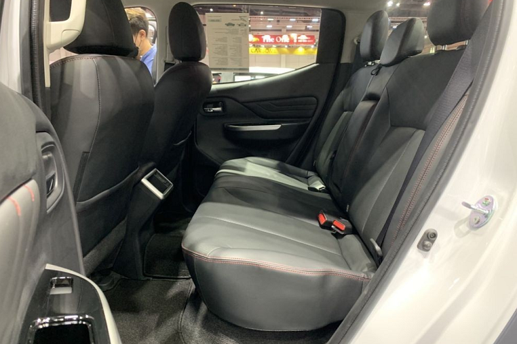 Các trang bị an toàn của Mitsubishi Triton S-Limited Edition 2022 cũng không có gì khác biệt, bao gồm 2 túi khí trước, hệ thống chống bó cứng phanh ABS, phân bổ lực phanh điện tử EBD, trợ lực phanh BA, hỗ trợ khởi hành ngang dốc, kiểm soát lực kéo chủ động, cân bằng điện tử chủ động và camera lùi.