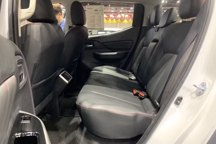 Các trang bị an toàn của Mitsubishi Triton S-Limited Edition 2022 cũng không có gì khác biệt, bao gồm 2 túi khí trước, hệ thống chống bó cứng phanh ABS, phân bổ lực phanh điện tử EBD, trợ lực phanh BA, hỗ trợ khởi hành ngang dốc, kiểm soát lực kéo chủ động, cân bằng điện tử chủ động và camera lùi.