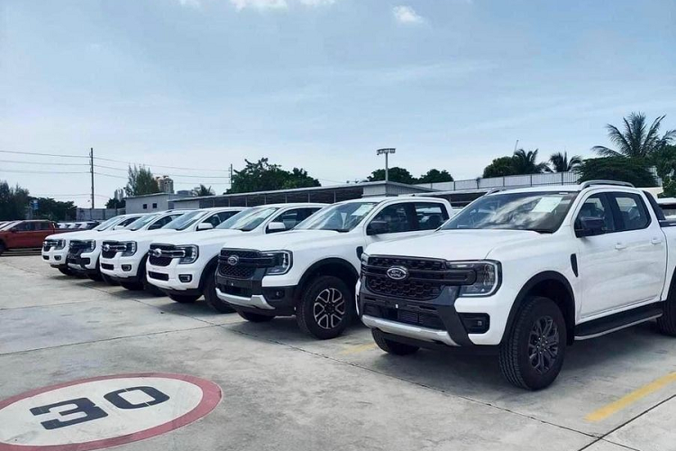 Ranger là dòng xe bán tải có lượng tiêu thụ nhiều nhất tại Việt Nam. Xe phải cạnh tranh với nhiều đối thủ như Toyota Hilux, Mitsubishi Triton, Mazda BT-50, Nissan Navara, Isuzu D-Max. Tuy nhiên, vị thế của Ford Ranger hầu như khó lung lay, các đối thủ có doanh số thua kém rất nhiều so với bán tải Mỹ.