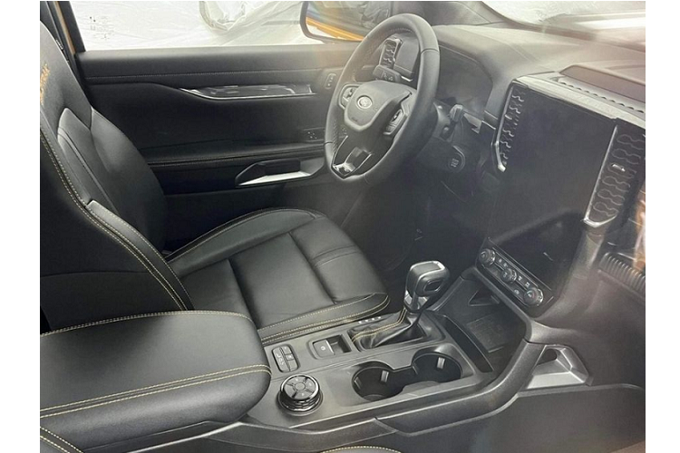 Ford Ranger 2022 Wildtrak cũng được trang bị gói hỗ trợ lái an toàn tương tự các xe bán tại thị trường quốc tế. Các tính năng an toàn trên xe bao gồm: 7 túi khí, hỗ trợ đánh lái tránh va chạm, hỗ trợ phanh khi lùi, hỗ trợ đổ đèo