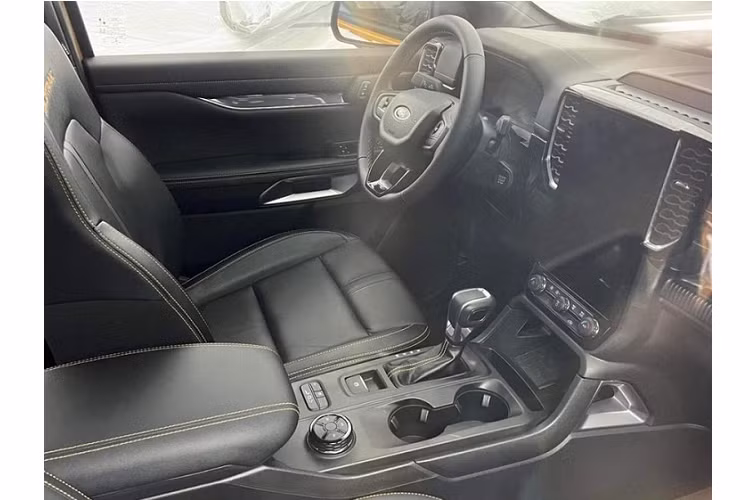 Ford Ranger 2022 Wildtrak cũng được trang bị gói hỗ trợ lái an toàn tương tự các xe bán tại thị trường quốc tế. Các tính năng an toàn trên xe bao gồm: 7 túi khí, hỗ trợ đánh lái tránh va chạm, hỗ trợ phanh khi lùi, hỗ trợ đổ đèo