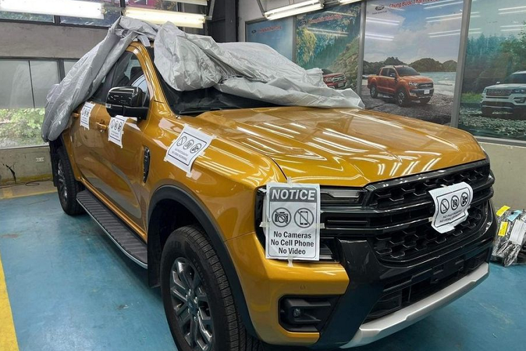 Theo thông tin từ tư vấn bán hàng, các phiên bản XL và XLS của Ford Ranger 2022 được trang bị cụm đèn trước sử dụng bóng halogen, các bản cao hơn sẽ được trang bị đèn LED và phiên bản Wildtrak được trang bị công nghệ LED Matrix tương tự Ford Everest mới