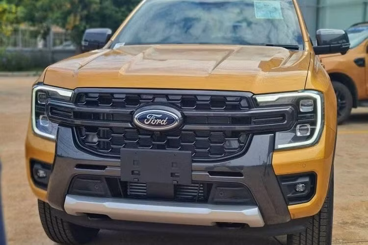 Về nội thất, Ford Ranger 2022 Wildtrak sở hữu đầy đủ trang bị không thua kém phiên bản tại Thái Lan. Danh sách trang bị nội thất bao gồm phanh tay điện tử, núm xoay chuyển cầu, nút bấm chuyển chế độ lái.