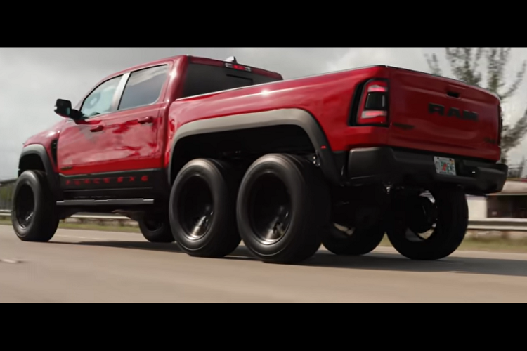 Nó có bộ Vossen với kích thước 22x12 ở tất cả các bánh và được hoàn thiện bằng màu đen Satin Black. Được bọc trong bộ lốp có vẻ ngoài vạm vỡ tương xứng, chiếc Ram này giờ đây trông dữ dằn và sẵn sàng chinh phục địa hình thử thách hơn bao giờ hết.