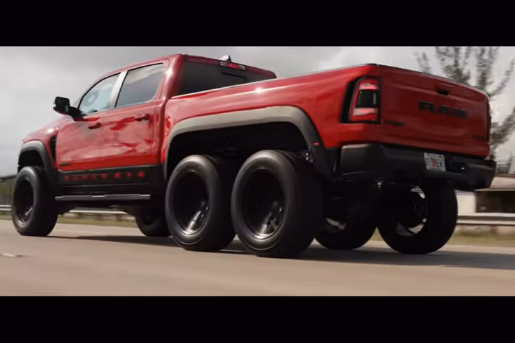 Nó có bộ Vossen với kích thước 22x12 ở tất cả các bánh và được hoàn thiện bằng màu đen Satin Black. Được bọc trong bộ lốp có vẻ ngoài vạm vỡ tương xứng, chiếc Ram này giờ đây trông dữ dằn và sẵn sàng chinh phục địa hình thử thách hơn bao giờ hết.