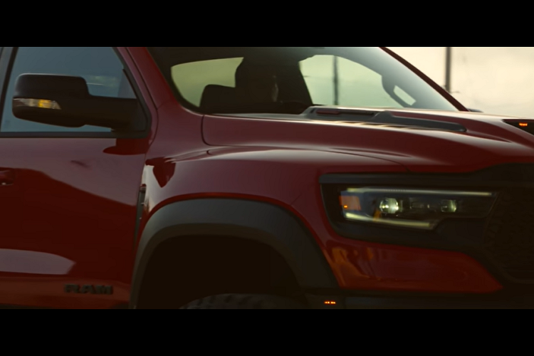 Chiếc Ram 1500 TRX bản độ 6x6 này từ thương hiệu Hennessey và được đặt một cái tên phù hợp là Mammoth 1000 6x6. Để biến TRX thành một chiếc xe 6 bánh điên rồ, Hennessey không chỉ đơn giản lắp một trục mới và kéo dài thùng xe của chiếc bán tải mà còn lắp đặt hệ thống treo Bilstein mới và nếu khách hàng muốn, hãng xe độ cũng có thể nâng cấp cả động cơ V8 dung tích 6.2 lít.