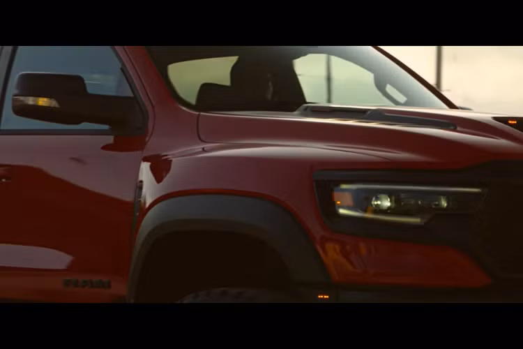 Chiếc Ram 1500 TRX bản độ 6x6 này từ thương hiệu Hennessey và được đặt một cái tên phù hợp là Mammoth 1000 6x6. Để biến TRX thành một chiếc xe 6 bánh điên rồ, Hennessey không chỉ đơn giản lắp một trục mới và kéo dài thùng xe của chiếc bán tải mà còn lắp đặt hệ thống treo Bilstein mới và nếu khách hàng muốn, hãng xe độ cũng có thể nâng cấp cả động cơ V8 dung tích 6.2 lít.