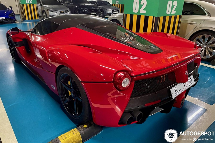 Cả 2 chiếc siêu xe mui trần Ferrari LaFerrari Aperta của đại gia Hàn Quốc cùng sở hữu ngoại thất màu đỏ Rosso Corsa, xe sở hữu mui carbon có thể tháo rời dễ dàng bằng tay. Điểm khác biệt của 2 chiếc Ferrari LaFerrari Aperta này nằm ở bộ mâm, viền trắng và quan trọng là biển số.