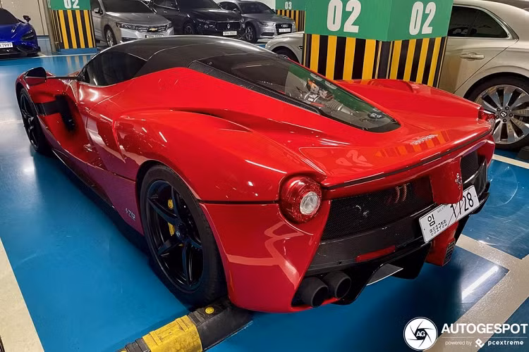 Cả 2 chiếc siêu xe mui trần Ferrari LaFerrari Aperta của đại gia Hàn Quốc cùng sở hữu ngoại thất màu đỏ Rosso Corsa, xe sở hữu mui carbon có thể tháo rời dễ dàng bằng tay. Điểm khác biệt của 2 chiếc Ferrari LaFerrari Aperta này nằm ở bộ mâm, viền trắng và quan trọng là biển số.