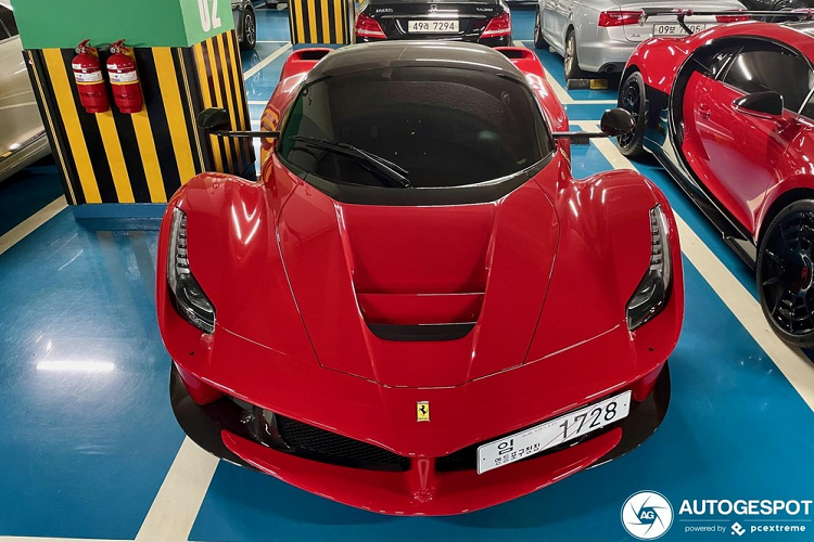 Trên toàn thế giới chỉ có 210 xe Ferrari LaFerrari Aperta được sản xuất và đây là biểu tượng cho giàu có cũng như sự quyền lực ở thế kỷ 21. Chính vì thế, việc có đến 2 chiếc xe Ferrari LaFerrari Aperta tại Hàn Quốc đã khiến giới đại gia thế giới tò mò về danh tính của chủ nhân. Đây hiện là cặp đôi Ferrari LaFerrari Aperta lộ diện công khai trên mạng và không rõ còn chiếc xe Ferrari LaFerrari Aperta nào về Hàn Quốc theo diện bí mật nữa hay không.