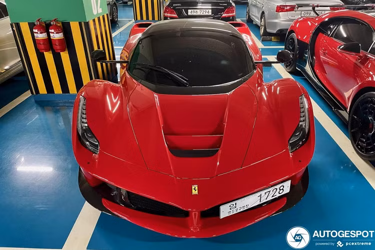 Trên toàn thế giới chỉ có 210 xe Ferrari LaFerrari Aperta được sản xuất và đây là biểu tượng cho giàu có cũng như sự quyền lực ở thế kỷ 21. Chính vì thế, việc có đến 2 chiếc xe Ferrari LaFerrari Aperta tại Hàn Quốc đã khiến giới đại gia thế giới tò mò về danh tính của chủ nhân. Đây hiện là cặp đôi Ferrari LaFerrari Aperta lộ diện công khai trên mạng và không rõ còn chiếc xe Ferrari LaFerrari Aperta nào về Hàn Quốc theo diện bí mật nữa hay không.