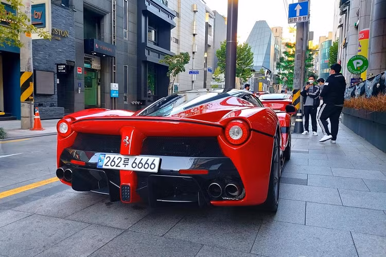 Nếu được mua xe theo diện mời gọi của Ferrari, 2 đại gia Hàn Quốc chỉ phải chi ra từ 1,9 triệu đô la để làm chủ nhân của xe LaFerrari mui trần, nhưng nếu mua xe Ferrari LaFerrari Aperta lại từ khách hàng có suất, giá sẽ không dưới 3 triệu đô la. Hiện nhiều chiếc siêu xe Ferrari LaFerrari Aperta còn được giao dịch trên 6,3 triệu đô la.