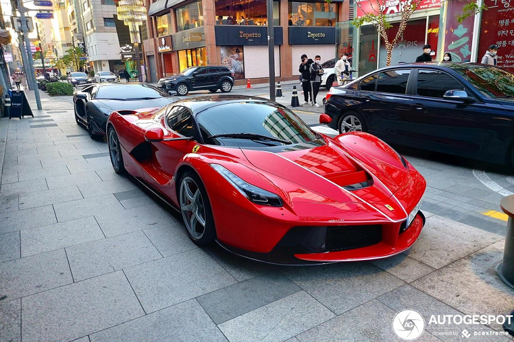 Chiếc siêu xe mui trần Ferrari LaFerrari Aperta biển tứ quý 6 có sọc màu trắng trước đầu xe, chi tiết này không có trên xe Ferrari LaFerrari Aperta còn lại. Ngoài ra, xe Ferrari LaFerrari Aperta biển đẹp sở hữu bộ mâm sơn màu bạc và ống xả kép thể thao sáng màu còn 2 chi tiết này trên xe Ferrari LaFerrari Aperta biển số 1728 là tối màu.