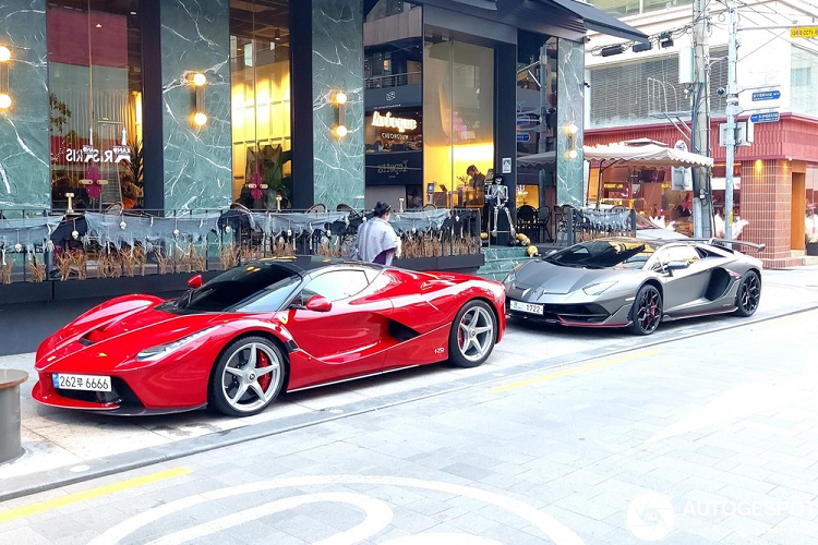 Dù vậy, "trái tim" của 2 siêu xe Ferrari LaFerrari Aperta ở Hàn Quốc vẫn là động cơ xăng V12, dung tích 6,3 lít, sản sinh công suất tối đa 800 mã lực kết hợp cùng với mô-tơ điện có công suất tối đa 163 mã lực.