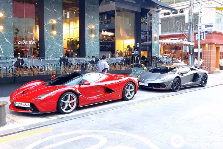 Dù vậy, "trái tim" của 2 siêu xe Ferrari LaFerrari Aperta ở Hàn Quốc vẫn là động cơ xăng V12, dung tích 6,3 lít, sản sinh công suất tối đa 800 mã lực kết hợp cùng với mô-tơ điện có công suất tối đa 163 mã lực.