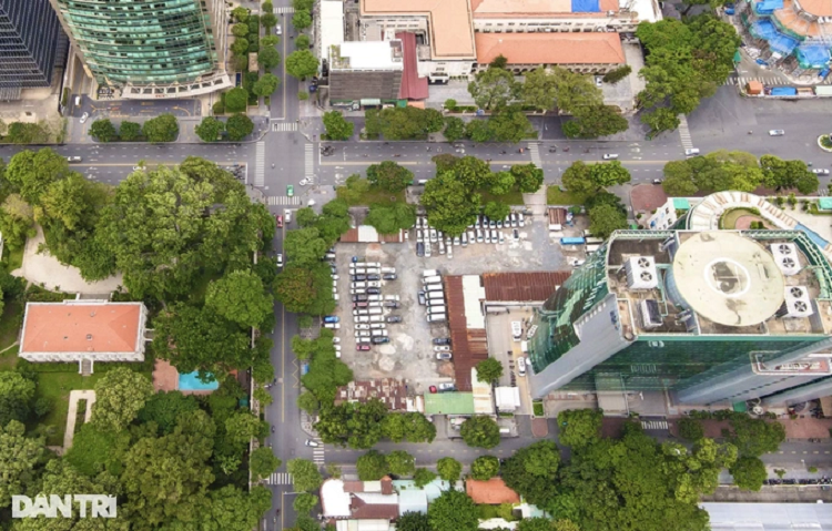 Khu đất đắc địa 4 mặt tiền tại số 8-12 Lê Duẩn vẫn chưa thể xây công trình do vướng mắc pháp lý (Ảnh: Hải Long). "Với hệ số xây dựng, chỉ tiêu quy hoạch như hiện tại, khi tái định cư cho người dân xong thì họ thậm chí không còn diện tích dành cho phần thương mại - dịch vụ. Như vậy làm sao kêu gọi được", Chủ tịch UBND quận 1 bày tỏ. Do đó, để kêu gọi các nhà đầu tư tham gia các khu vực chợ Gà - chợ Gạo, tứ giác vàng Nguyễn Cư Trinh, quận 1 mong muốn thành phố có thể hỗ trợ gỡ vướng các chỉ tiêu quy hoạch kiến trúc, hệ số sử dụng đất. Khi đó, diện mạo đô thị sẽ được cải thiện, chỉnh trang, cải tạo nhà lụp sụp và có thêm không gian phát triển. Tại buổi làm việc với UBND quận 1 vừa diễn ra, ông Phan Văn Mãi, Chủ tịch UBND TPHCM, nêu rõ thông điệp về việc quận trung tâm thành phố cần hướng tới mục tiêu thu ngân sách 25.000-30.000 tỷ/năm thay vì 20.000 tỷ như hiện tại. Lãnh đạo quận 1 cho rằng, khi các lô đất đang quây tôn được gỡ vướng, những công trình, dự án, trung tâm thương mại mới mọc lên, mục tiêu trên không phải là điều quá khó khăn.