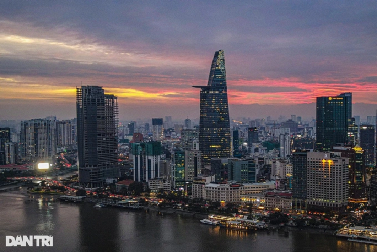 Dù chấp nhận huề vốn cũng làm, các nhà đầu tư cũng gặp khó khi muốn tham gia các dự án tại quận 1 (Ảnh: Hải Long). Tuy nhiên, khi tính toán các phương án tài chính, họ cũng thấy khó để huề vốn so với nguồn lực bỏ ra nên rút lui. Lợi ích của nhà đầu tư muốn tham gia và các quy định vẫn chưa tìm được điểm cân bằng. Chủ tịch UBND quận 1 lấy ví dụ về khu vực chợ Gà - chợ Gạo (phường Cầu Ông Lãnh) cũng xem là khu "đất vàng", được thành phố mong muốn đầu tư chỉnh trang từ nhiều năm. Tuy nhiên, đây vẫn là bài toán đang chờ lời giải. "Khu vực này có diện tích nhỏ, trong khi dân cư rất đông. Do đó, nhà đầu tư họ phải tính toán phương án tài chính, bồi thường, tái định cư. Mà bồi thường đất quận 1 giá thị trường cũng vài trăm triệu đồng/m2", ông Lê Đức Thanh nêu vướng mắc. Phương án còn lại là xây nhà tái định cư cũng không dễ dàng. Bởi, khi xây công trình lên và tái định cư cho người dân, các căn hộ phải đảm bảo diện tích tối thiểu là 25m2/sàn. Trong khi hiện tại, người dân tại chợ Gà - chợ Gạo hầu hết sinh sống trong căn nhà chỉ có diện tích 10m2 đến 15m2.