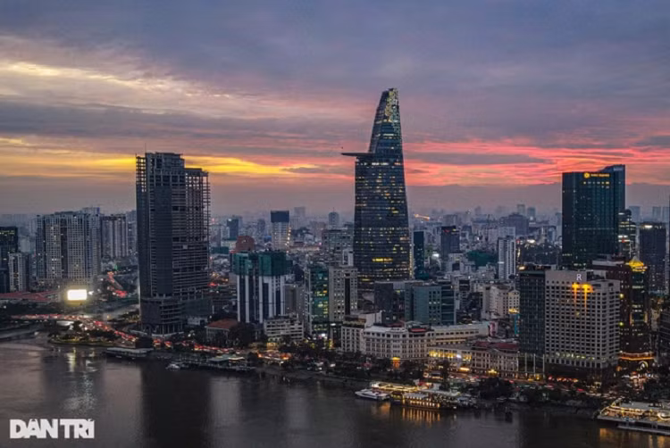 Dù chấp nhận huề vốn cũng làm, các nhà đầu tư cũng gặp khó khi muốn tham gia các dự án tại quận 1 (Ảnh: Hải Long). Tuy nhiên, khi tính toán các phương án tài chính, họ cũng thấy khó để huề vốn so với nguồn lực bỏ ra nên rút lui. Lợi ích của nhà đầu tư muốn tham gia và các quy định vẫn chưa tìm được điểm cân bằng. Chủ tịch UBND quận 1 lấy ví dụ về khu vực chợ Gà - chợ Gạo (phường Cầu Ông Lãnh) cũng xem là khu "đất vàng", được thành phố mong muốn đầu tư chỉnh trang từ nhiều năm. Tuy nhiên, đây vẫn là bài toán đang chờ lời giải. "Khu vực này có diện tích nhỏ, trong khi dân cư rất đông. Do đó, nhà đầu tư họ phải tính toán phương án tài chính, bồi thường, tái định cư. Mà bồi thường đất quận 1 giá thị trường cũng vài trăm triệu đồng/m2", ông Lê Đức Thanh nêu vướng mắc. Phương án còn lại là xây nhà tái định cư cũng không dễ dàng. Bởi, khi xây công trình lên và tái định cư cho người dân, các căn hộ phải đảm bảo diện tích tối thiểu là 25m2/sàn. Trong khi hiện tại, người dân tại chợ Gà - chợ Gạo hầu hết sinh sống trong căn nhà chỉ có diện tích 10m2 đến 15m2.