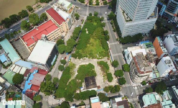 Nhiều khu đất giữa trung tâm quận 1 chưa thể triển khai dự án, công trình do vướng các thủ tục pháp lý (Ảnh: Hải Long). Lãnh đạo UBND quận 1 nhìn nhận, việc tái khởi động các dự án, công trình bị đình trệ hoặc vướng thủ tục pháp lý sẽ góp phần thu hút nhiều nhà đầu tư lớn. Chính quyền quận luôn mong muốn UBND TPHCM sẽ gỡ vướng cho những mảnh đất đang quây tôn này nhằm tạo lực đẩy cho nền kinh tế. "Hiện tại, thu ngân sách của quận 1 khoảng 20.000 tỷ đồng. Khi những dự án này được tháo gỡ vướng mắc, các văn phòng, khách sạn sẽ mọc lên, kéo theo thu hút nhân lực chất lượng cao, tạo việc làm cho lượng lớn người lao động thay vì chỉ thu tiền giữ xe như hiện tại. Lúc đó, lực đẩy phát triển cho nền kinh tế, đóng góp ngân sách sẽ còn tăng nhiều", ông Lê Đức Thanh chia sẻ. Vị lãnh đạo quận 1 lấy ví dụ về công trình nằm tại khu nhà số 8-12 Lê Duẩn với 4 mặt tiền giữa thành phố, nằm đối diện trụ sở UBND quận 1 và sát vách với Trung tâm thương mại Diamond Plaza cùng nhiều công trình lớn khác. Với vị trí, tiềm năng thuận lợi, đảm bảo mọi điều kiện để thu hút du khách, nhưng khu đất vẫn bất động nhiều năm nay.