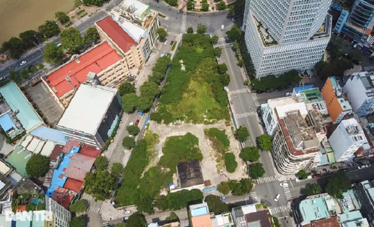 Nhiều khu đất giữa trung tâm quận 1 chưa thể triển khai dự án, công trình do vướng các thủ tục pháp lý (Ảnh: Hải Long). Lãnh đạo UBND quận 1 nhìn nhận, việc tái khởi động các dự án, công trình bị đình trệ hoặc vướng thủ tục pháp lý sẽ góp phần thu hút nhiều nhà đầu tư lớn. Chính quyền quận luôn mong muốn UBND TPHCM sẽ gỡ vướng cho những mảnh đất đang quây tôn này nhằm tạo lực đẩy cho nền kinh tế. "Hiện tại, thu ngân sách của quận 1 khoảng 20.000 tỷ đồng. Khi những dự án này được tháo gỡ vướng mắc, các văn phòng, khách sạn sẽ mọc lên, kéo theo thu hút nhân lực chất lượng cao, tạo việc làm cho lượng lớn người lao động thay vì chỉ thu tiền giữ xe như hiện tại. Lúc đó, lực đẩy phát triển cho nền kinh tế, đóng góp ngân sách sẽ còn tăng nhiều", ông Lê Đức Thanh chia sẻ. Vị lãnh đạo quận 1 lấy ví dụ về công trình nằm tại khu nhà số 8-12 Lê Duẩn với 4 mặt tiền giữa thành phố, nằm đối diện trụ sở UBND quận 1 và sát vách với Trung tâm thương mại Diamond Plaza cùng nhiều công trình lớn khác. Với vị trí, tiềm năng thuận lợi, đảm bảo mọi điều kiện để thu hút du khách, nhưng khu đất vẫn bất động nhiều năm nay.