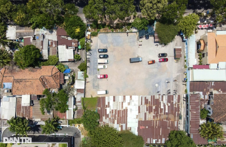 Nhiều lô đất quây tôn tại quận 1 vẫn để không, chỉ một số ít thu tiền trông giữ xe (Ảnh: Hải Long). Chủ tịch UBND quận 1 chia sẻ, các dự án, công trình thuộc khu "đất vàng" đang quây tôn hầu hết vướng thủ tục pháp lý và một số lý do khác. Trong đó, nhiều dự án vướng pháp lý thuộc thẩm quyền của TPHCM, nhưng cũng có dự án vướng ở cấp cao hơn. Trong số những lô đất đắc địa bị bỏ trống tại TPHCM vướng thủ tục pháp lý, có thể kể đến khu đất vàng 4 mặt tiền tại 2-4-6 Hai Bà Trưng (phường Bến Nghé). Lô đất này liên quan những sai phạm của ông Vũ Huy Hoàng và bà Hồ Thị Kim Thoa. Ngoài ra, khu nhà đất số 8-12 Lê Duẩn có tổng diện tích gần 5.000m2 liên quan vụ án cựu Phó Chủ tịch UBND TPHCM Nguyễn Thành Tài giao đất trái phép, gây thất thoát hơn 1.900 tỷ đồng... Nhà đầu tư huề vốn cũng khó Ngoài các lô đất đang bị quây tôn giữa trung tâm thành phố, quận 1 còn gặp khó trong việc thu hút nhà đầu tư tham gia những dự án chỉnh trang đô thị đã lên kế hoạch nhiều năm. Điển hình trong đó là khu tứ giác Nguyễn Cư Trinh và khu vực chợ Gà - chợ Gạo. "Đất tại quận 1 chỉ có trung tâm, hoặc trung tâm của trung tâm, không có đất khác. Do đó, bồi thường, giải phóng mặt bằng là vấn đề khó cho các nhà đầu tư muốn tham gia", Chủ tịch UBND quận 1 chia sẻ. Ông Lê Đức Thanh kể lại, đã có rất nhiều nhà đầu tư lớn muốn tham gia các dự án trên địa bàn quận trung tâm TPHCM. Nhiều đơn vị nói sẵn sàng làm dù chỉ cần huề vốn về lợi ích kinh tế. Ngoài giúp chính quyền chỉnh trang diện mạo đô thị, họ còn có thể tăng độ nhận diện thương hiệu và những lợi ích khác trong quảng bá.