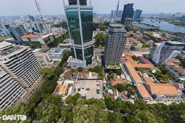 Nhiều lô "đất vàng" chỉ để không giữa trung tâm TPHCM (Ảnh: Hải Long). Hoang phí đất tiền tỷ Trong danh sách 26 dự án, công trình đang ngừng thi công, phải quây tôn tại trung tâm quận 1, có những khu "đất vàng" giá trị hàng tỷ đồng/m2 nằm trên các tuyến đường sầm uất như Nguyễn Huệ, Đồng Khởi, Hai Bà Trưng, Bến Nghé, Tôn Đức Thắng… Trong đó, 15 khu vực đang là đất trống, 9 dự án xây dựng dở dang cùng 1 công trình bị đình chỉ thi công, 1 công trình chỉ tồn tại căn nhà bỏ không. Những khu đất giữa trung tâm quận 1 chỉ mang lại khoản thu ít ỏi từ việc trông giữ xe tại một số địa điểm. Nghịch lý này đã tồn tại nhiều năm qua, dẫn đến lãng phí nguồn lực, ảnh hưởng bộ mặt đô thị của thành phố lớn nhất nước.