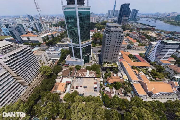 Nhiều lô "đất vàng" chỉ để không giữa trung tâm TPHCM (Ảnh: Hải Long). Hoang phí đất tiền tỷ Trong danh sách 26 dự án, công trình đang ngừng thi công, phải quây tôn tại trung tâm quận 1, có những khu "đất vàng" giá trị hàng tỷ đồng/m2 nằm trên các tuyến đường sầm uất như Nguyễn Huệ, Đồng Khởi, Hai Bà Trưng, Bến Nghé, Tôn Đức Thắng… Trong đó, 15 khu vực đang là đất trống, 9 dự án xây dựng dở dang cùng 1 công trình bị đình chỉ thi công, 1 công trình chỉ tồn tại căn nhà bỏ không. Những khu đất giữa trung tâm quận 1 chỉ mang lại khoản thu ít ỏi từ việc trông giữ xe tại một số địa điểm. Nghịch lý này đã tồn tại nhiều năm qua, dẫn đến lãng phí nguồn lực, ảnh hưởng bộ mặt đô thị của thành phố lớn nhất nước.