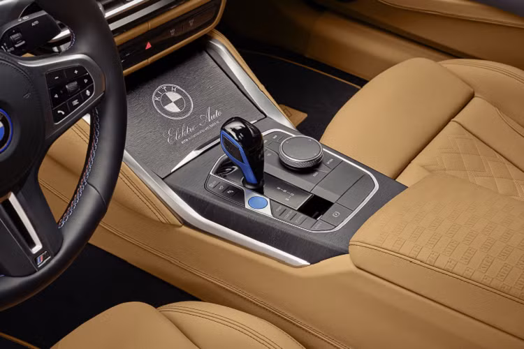 Kith và BMW đã hợp tác vào năm 2020 cho mẫu xe BMW M4 x Kith. Với số lượng giới hạn 150 chiếc, phiên bản đặc biệt của M4 đã được bán hết chỉ sau 30 phút.