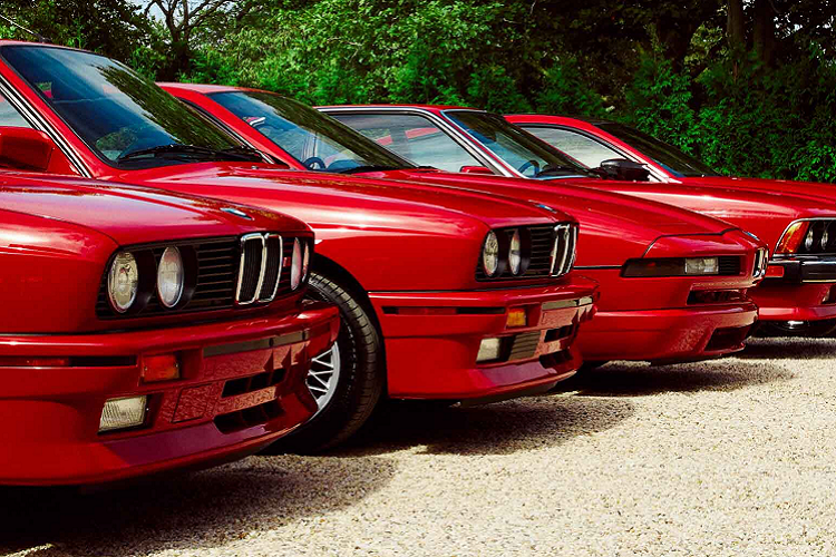 Dành riêng cho sự hợp tác này, màu sắc được kết hợp bởi những nét chấm phá độc đáo khác. BMW đã thiết kế các logo mới tích hợp tên Kith, thêm màu xanh lá cây cho logo của chiếc xe để tạo vẻ khác biệt cho chiếc xe điện.