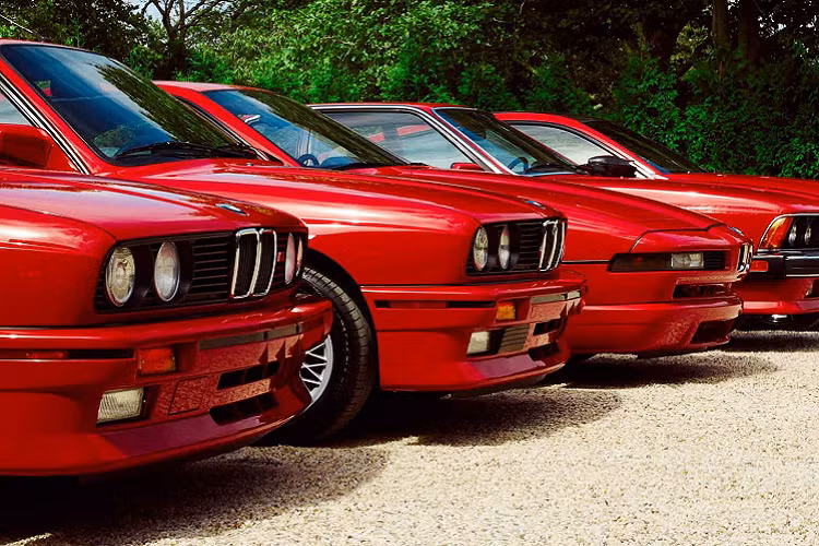 Dành riêng cho sự hợp tác này, màu sắc được kết hợp bởi những nét chấm phá độc đáo khác. BMW đã thiết kế các logo mới tích hợp tên Kith, thêm màu xanh lá cây cho logo của chiếc xe để tạo vẻ khác biệt cho chiếc xe điện.