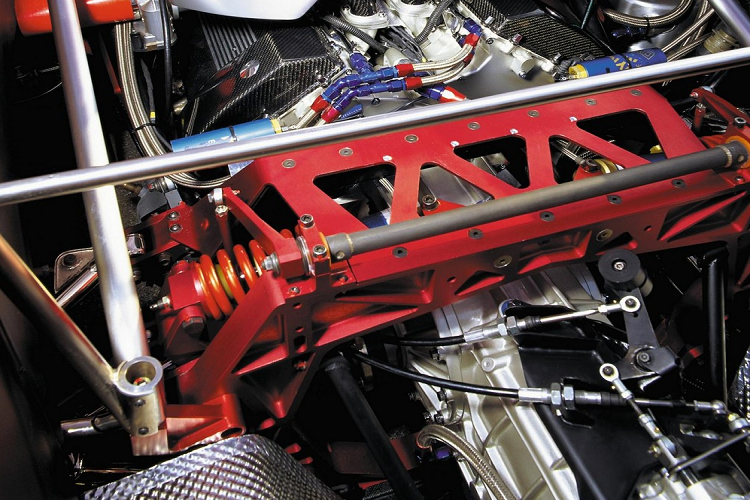 Háo hức sử dụng siêu xe của mình để phá vỡ một số kỷ lục, Volkswagen đã tiến đến đường đua Nardo nổi tiếng ở Ý vào tháng 10 năm 2001. Trong 24 giờ chạy tốc độ cao, chiếc xe W12 đạt tốc độ trung bình 295 km/h và đi được 7.084 km ấn tượng.