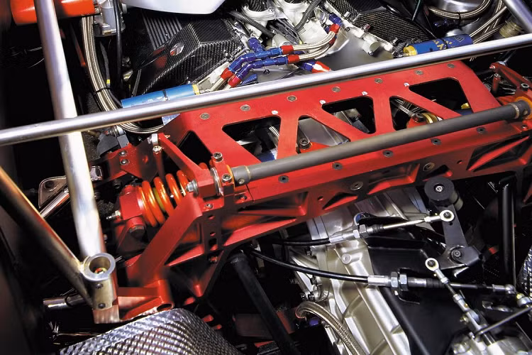 Háo hức sử dụng siêu xe của mình để phá vỡ một số kỷ lục, Volkswagen đã tiến đến đường đua Nardo nổi tiếng ở Ý vào tháng 10 năm 2001. Trong 24 giờ chạy tốc độ cao, chiếc xe W12 đạt tốc độ trung bình 295 km/h và đi được 7.084 km ấn tượng.