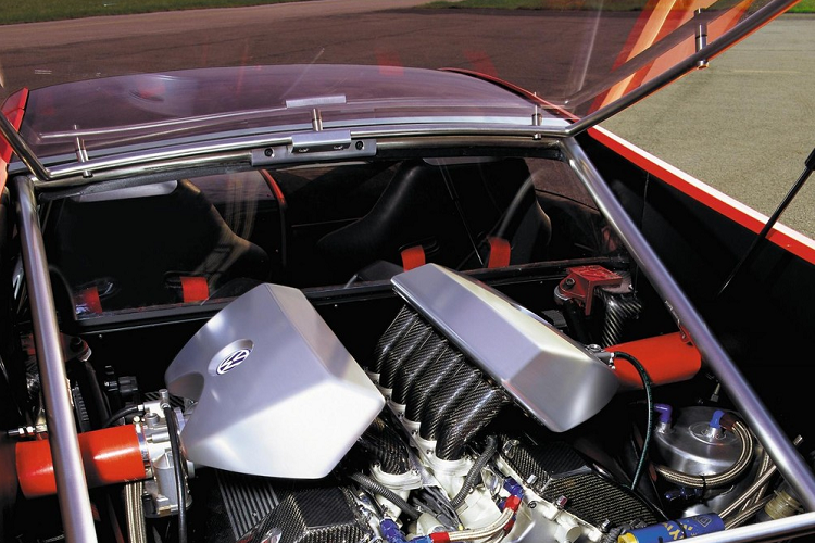 Trong 3 năm sau đó, nhà sản xuất xe Đức đã tập trung phát triển W12 Concept Coupe và cuối cùng loại bỏ hệ dẫn động AWD, thay thế bằng hệ dẫn động cầu sau. Động cơ cũng được mở rộng lên dung tích 6.0 lít, và điều chỉnh lạ để tạo ra công suất 591 mã lực mạnh mẽ.