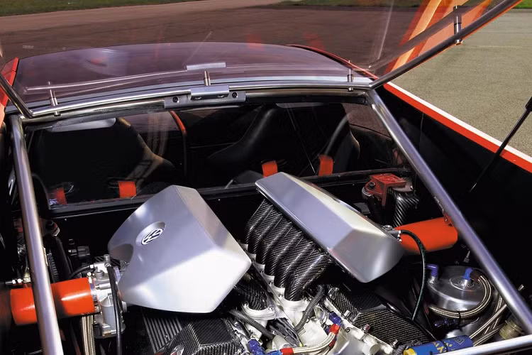 Trong 3 năm sau đó, nhà sản xuất xe Đức đã tập trung phát triển W12 Concept Coupe và cuối cùng loại bỏ hệ dẫn động AWD, thay thế bằng hệ dẫn động cầu sau. Động cơ cũng được mở rộng lên dung tích 6.0 lít, và điều chỉnh lạ để tạo ra công suất 591 mã lực mạnh mẽ.