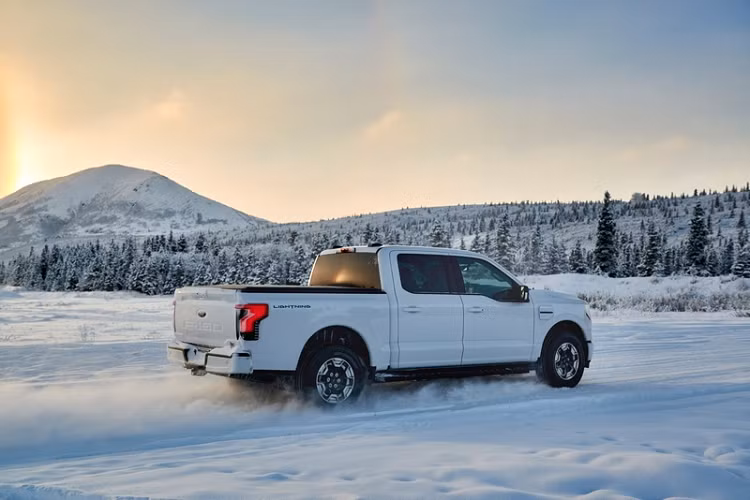 Những phạm vi hoạt động kể trên là khá ấn tượng với một chiếc xe tải điện cỡ lớn, nhưng nếu so sánh với F-150 động cơ đốt trong truyền thống vì nó vẫn thua xa. Bởi vì F-150 bản V6 2.7L có thể di chuyển khoảng 814 - 920 km với bình nhiên liệu đầy.