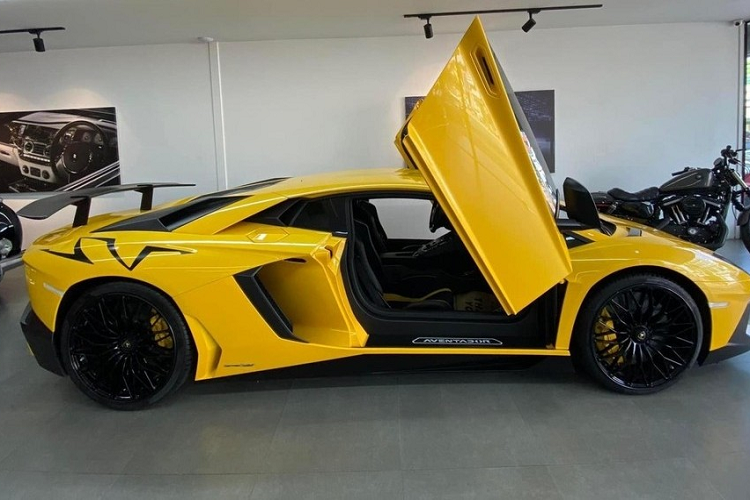 Mới đây, giới mê xe trong nước khá bất ngờ trước thông tin một chiếc siêu xe giới hạn Lamborghini Aventador LP750-4 SV màu vàng mới được một đại gia Sài Gòn đưa về. Càng bất ngờ hơn ngay trong sáng ngày 6/4, khi di chuyển cùng đoàn siêu xe từ Sài thành xuống Cần Thơ, chiếc xe Lamborghini Aventador SV này không còn bộ áo màu vàng nguyên bản theo xe mà được thay đổi màu sơn mới rất cá tính.