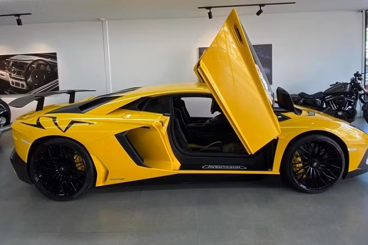 Mới đây, giới mê xe trong nước khá bất ngờ trước thông tin một chiếc siêu xe giới hạn Lamborghini Aventador LP750-4 SV màu vàng mới được một đại gia Sài Gòn đưa về. Càng bất ngờ hơn ngay trong sáng ngày 6/4, khi di chuyển cùng đoàn siêu xe từ Sài thành xuống Cần Thơ, chiếc xe Lamborghini Aventador SV này không còn bộ áo màu vàng nguyên bản theo xe mà được thay đổi màu sơn mới rất cá tính.