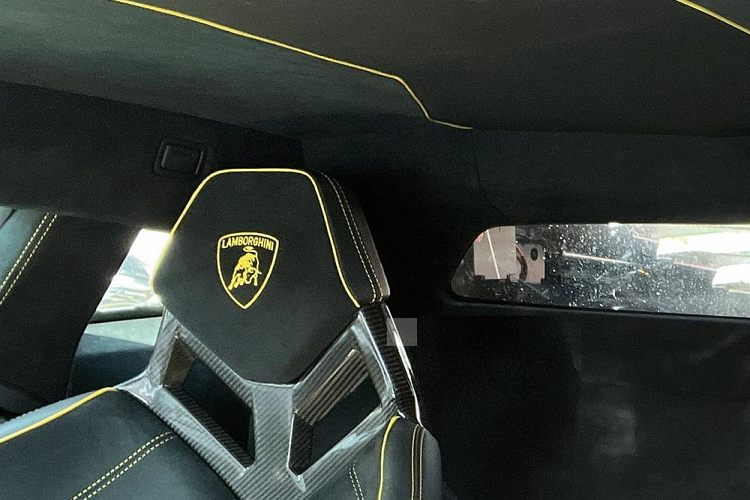 Cung cấp sức mạnh cho Lamborghini Aventador LP750-4 SV Coupe là khối động cơ nạp khí tự nhiên V12 6.5L sản sinh công suất 750 mã lực và mô-men xoắn cực đại 690 Nm, giúp siêu xe chạy nước rút từ 0 - 100 km/h chỉ trong 2,7 giây trước khi cán vận tốc tối đa 350 km/h. Giá xe Lamborghini Aventador SV khi về Việt Nam thời điểm mới được các đơn vị nhập khẩu tư nhân bán ra không dưới 30 tỷ đồng. 