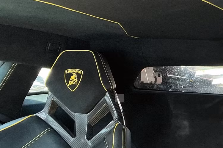 Cung cấp sức mạnh cho Lamborghini Aventador LP750-4 SV Coupe là khối động cơ nạp khí tự nhiên V12 6.5L sản sinh công suất 750 mã lực và mô-men xoắn cực đại 690 Nm, giúp siêu xe chạy nước rút từ 0 - 100 km/h chỉ trong 2,7 giây trước khi cán vận tốc tối đa 350 km/h. Giá xe Lamborghini Aventador SV khi về Việt Nam thời điểm mới được các đơn vị nhập khẩu tư nhân bán ra không dưới 30 tỷ đồng. 