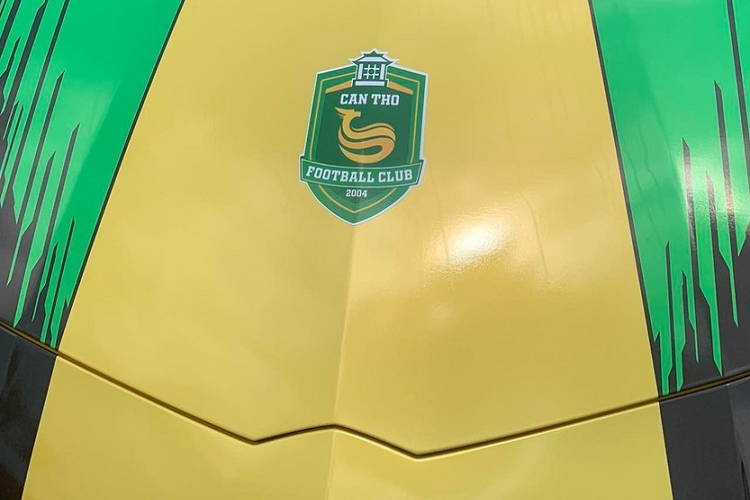 Nhận bàn giao chiếc siêu xe Lamborghini Aventador SV từ chiều tối ngày 5/4/2022 nhưng đến rạng sáng ngày 6/4, chiếc xe Lamborghini Aventador SV đã hoàn thiện bộ áo mới đó còn chưa kể đến việc xe thay ống xả độ nên việc làm xuyên đêm rất có khả năng được thực hiện.