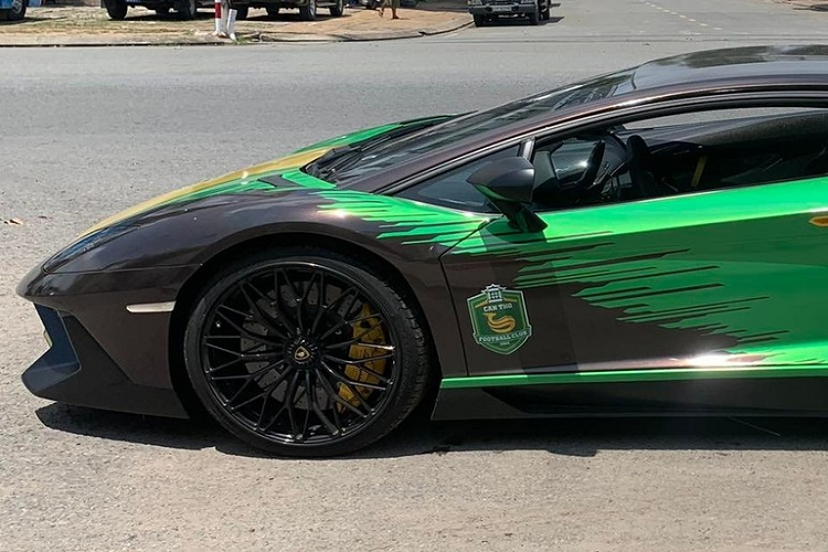 Lamborghini Aventador SV được sản xuất giới hạn 600 xe bản Coupe và 500 xe mui trần, mỗi xe ra đời sẽ có logo 1di600 hoặc 1di500 phụ thuộc vào phiên bản nào. Tuy nhiên, cũng có vài xe không có huy hiệu này mà thay vào đó là tên của chủ nhân.